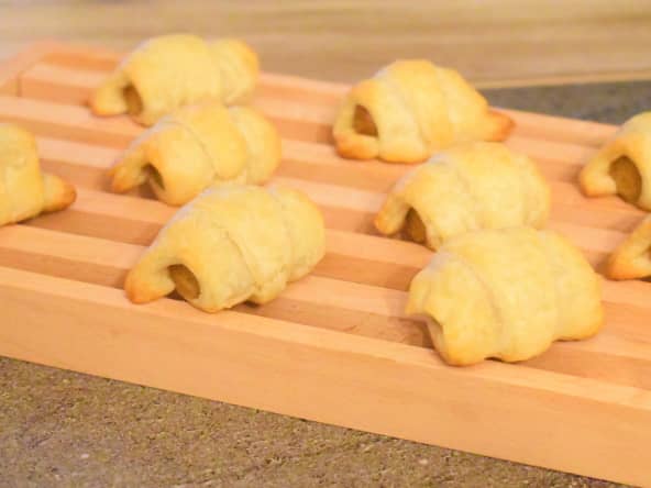 Mini-croissants vegan à la saucisse au tofu : un apéro facile