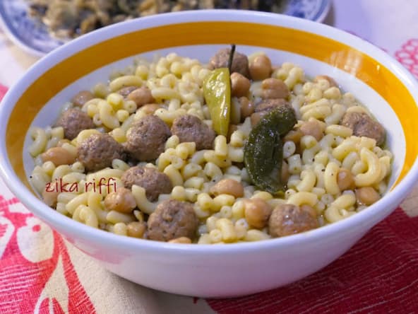 Des pâtes coquillettes( zibetch) en sauce blanche claire à la cannelle, boulettes, pois chiches et poivre du moulin