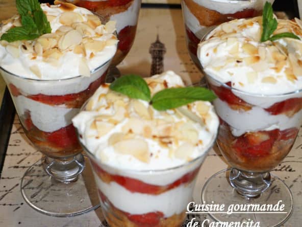 Coupes de fraises Mara des bois avec des petits suisses