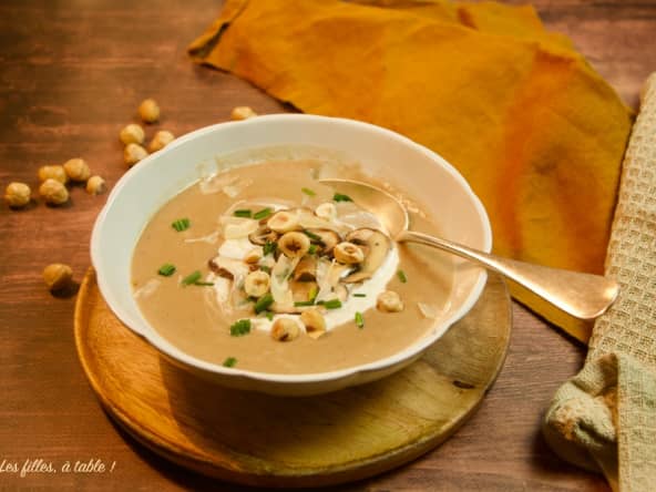 Soupe de châtaignes et champignons aux noisettes