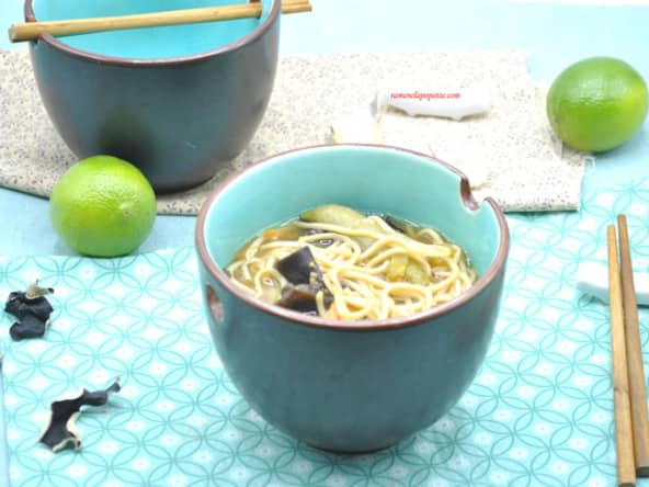 Soupe de nouilles et légumes cuisinée en version cuisine asiatique