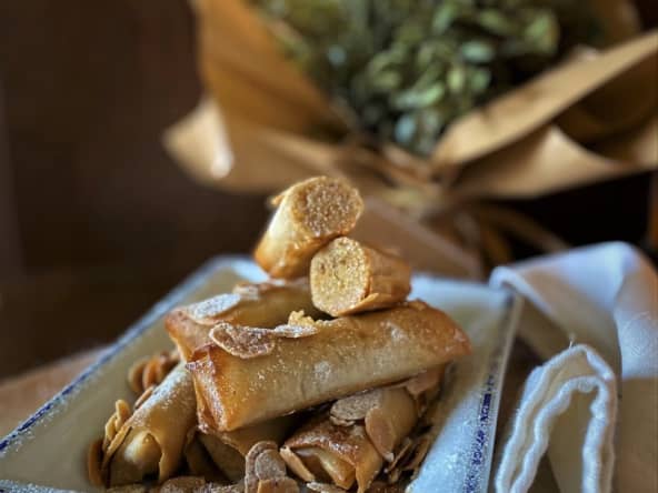 Cigares de feuilles de brick aux amandes et agrumes à la cannelle
