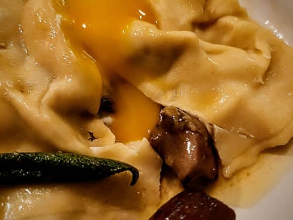 Ravioli surprenant au jaune d’œuf et cèpes