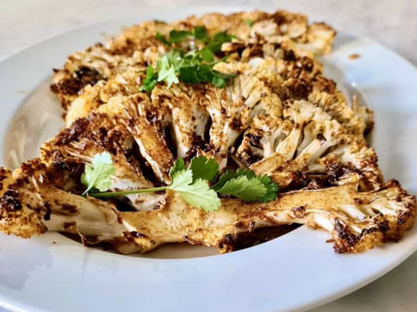 Tranches de chou-fleur rôties aux épices de mélange cajun, curry, cumin, etc.