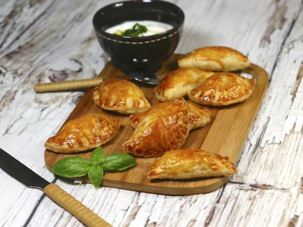 Empanadas avec un reste de poulet, au basilic, et sauce yaourt