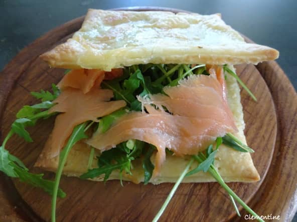 Millefeuille de fromage taleggio, saumon fumé et roquette