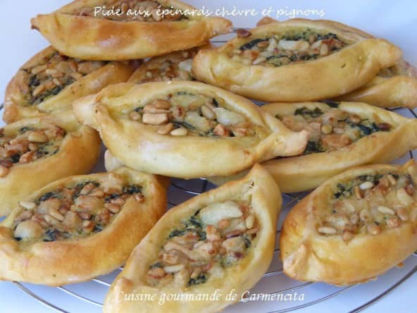 Pides turques aux épinards chèvre et pignons