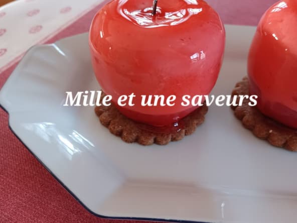 Douceur fruitées et ses petites pommes rouges, sur un biscuit spéculoos