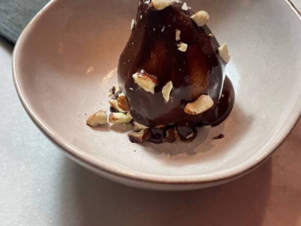 Poires pochées au chocolat et amandes