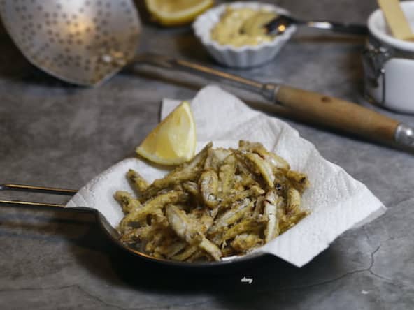 Petits poissons en friture et citron