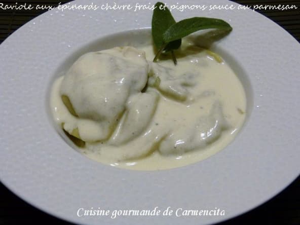 Raviole aux épinards chèvre frais ricotta et pignons sauce crème au parmesan