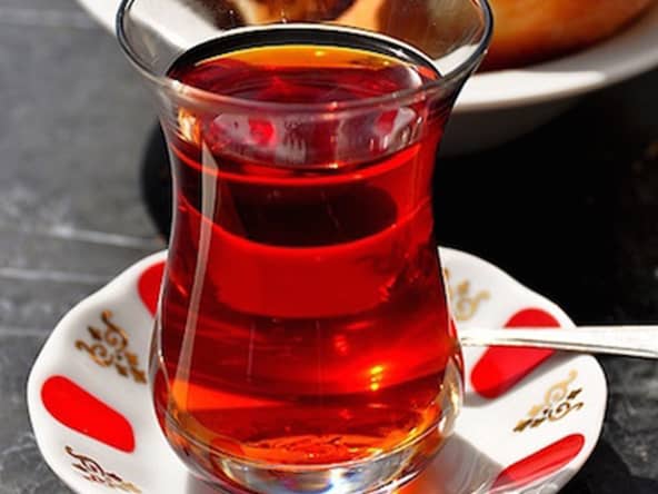 Thé noir turc traditionnel pour accompagner le pain Simit