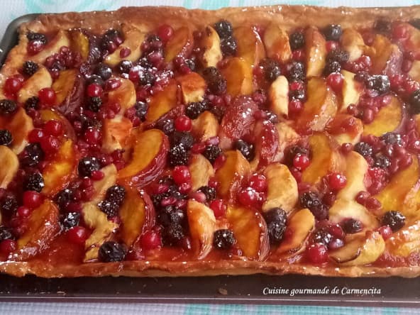 Tarte fine à base de pâte brisée garnie aux fruits d'été
