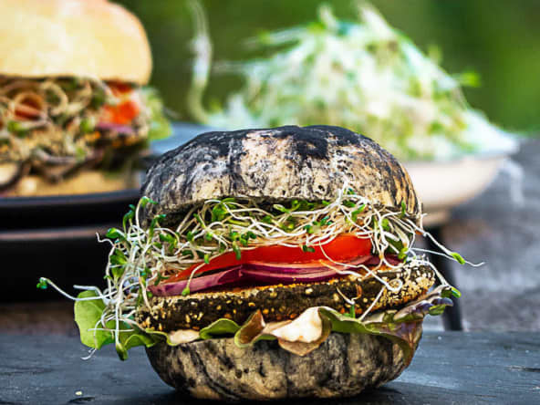 Black burger vegan aux haricots noirs et pain au charbon