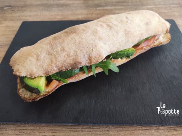 Panuozzo de la street food napolitaine, au saumon fumé, avocat