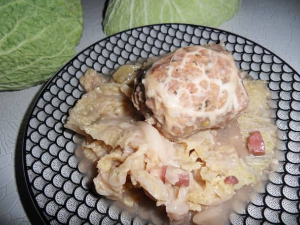 Chou aux lardons et crépinettes au vin rosé