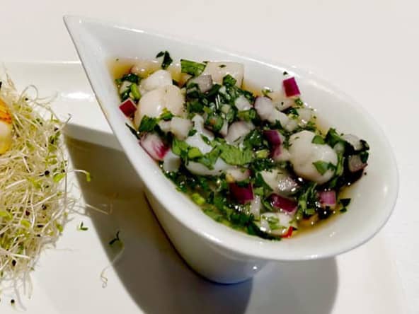 Ceviche de pétoncles (lime, oignons, coriandre, piments...)