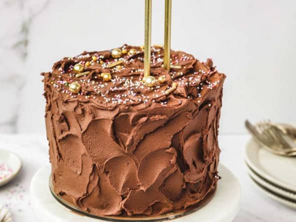 Gâteau d'anniversaire au chocolat simple et gourmand