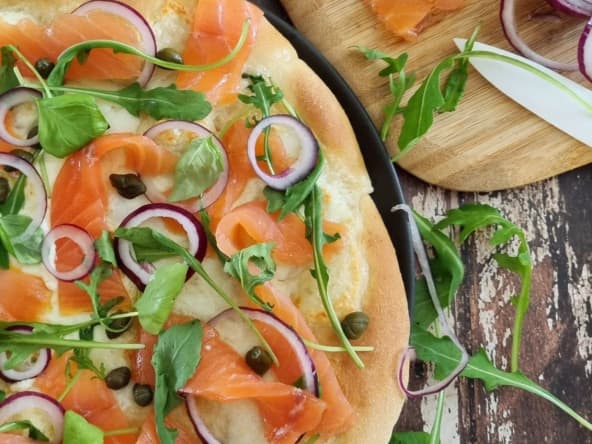 Pizza bianca saumon fumé, burrata, roquette et basilic