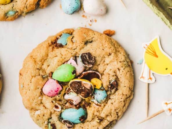 Cookies de Pâques aux oeufs en chocolat colorés