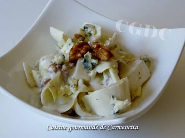 Salade d'endives sauce au fromage roquefort et noix