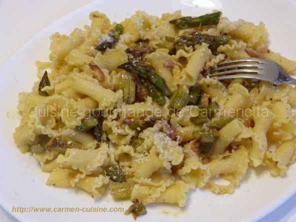 Pâtes corolles aux asperges vertes, lardons et parmesan