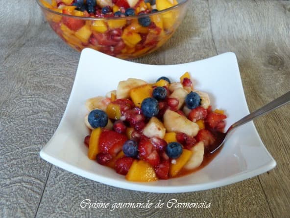 Salade de fruits de mangue, fraises, banane, myrtilles... à la liqueur de framboises