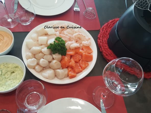 Fondue vigneronne aux poissons et fruits de mer servi avec 3 sauces