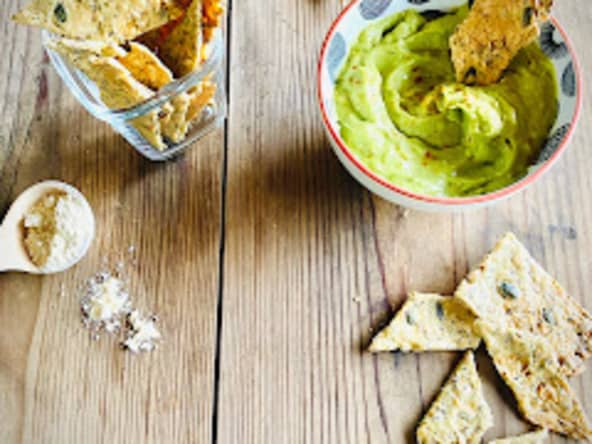 Crackers aux graines et à la farine de pois chiches pour l'apéritif