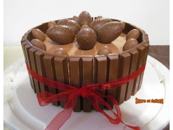 Gâteau au chocolat de Pâques décor Kit Kat