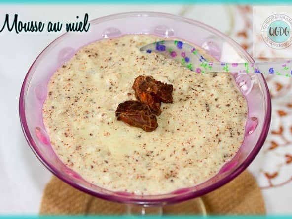 Mousse au miel et copeaux de chocolat noir