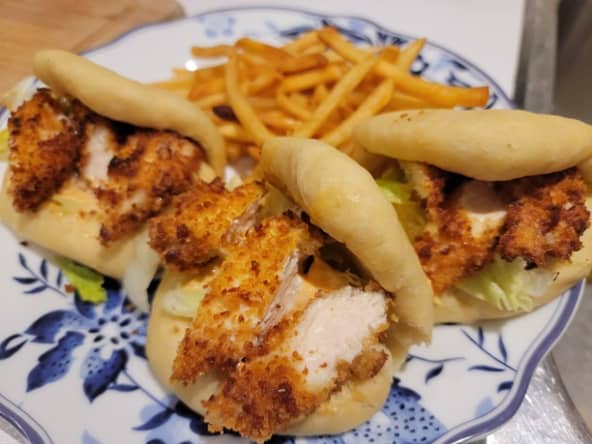 Pain bao au poulet croustillant de la street food asiatique