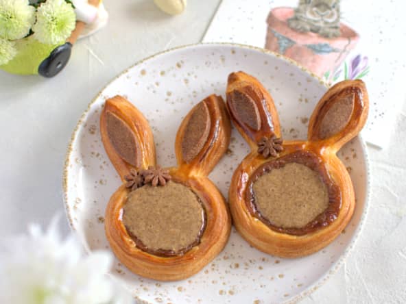 Le lapin de pâques feuilleté aux fruits exotiques, au chocolat Dulcey et à la noix de pécan