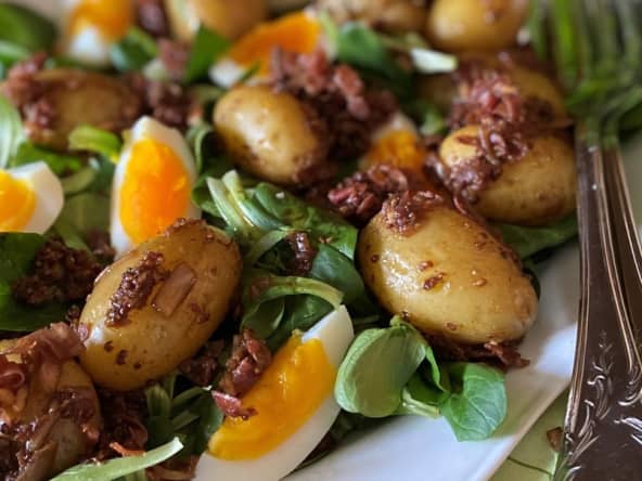 Salade printanière de mâche, pommes de terre nouvelles, œufs et vinaigrette à la pancetta