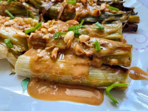 Poireaux rôtis sauce à la cacahuète