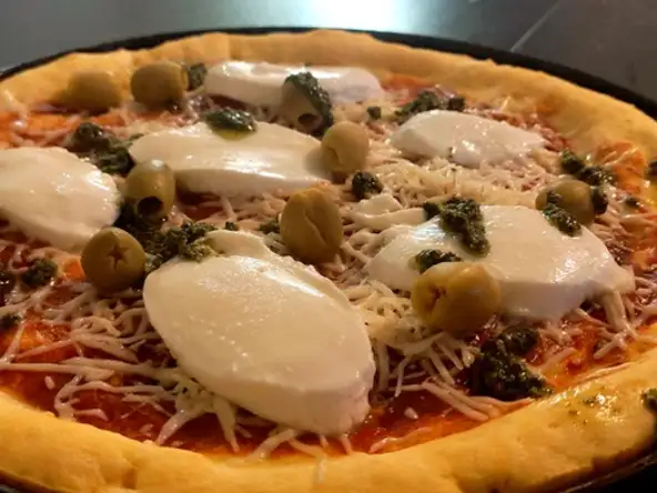 Pizza croustillante sans gluten avec de la gomme xanthane