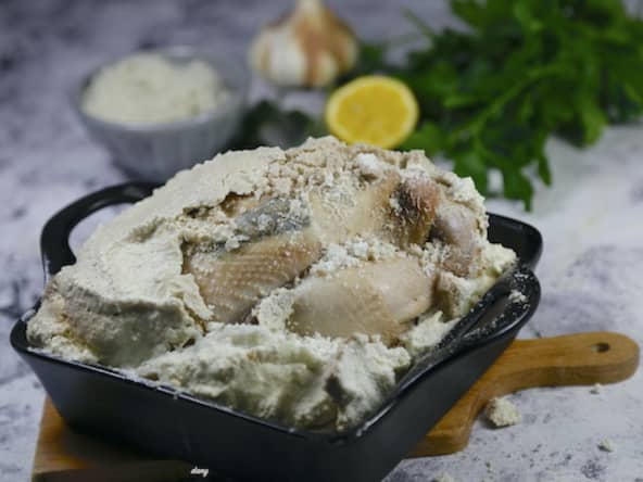 Coquelet en croûte de sel et aux fines herbes sous la peau