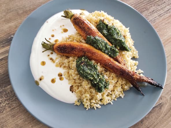 Carottes rôties, pesto de fanes, boulgour et yaourt : une recette anti-gaspi