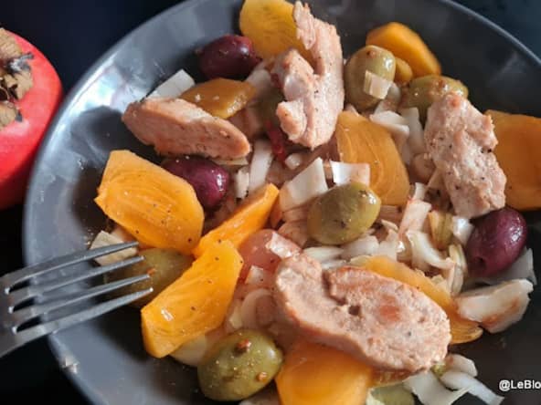 Salade d'endives en sucré salé au poulet, kaki et olives