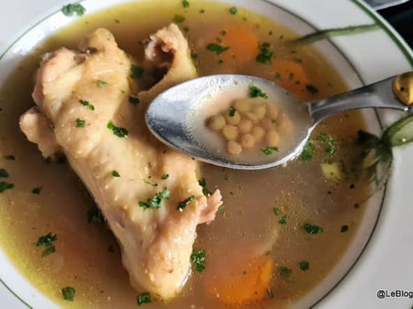 Soupe de poulet aux lentilles vertes, céleri, carotte