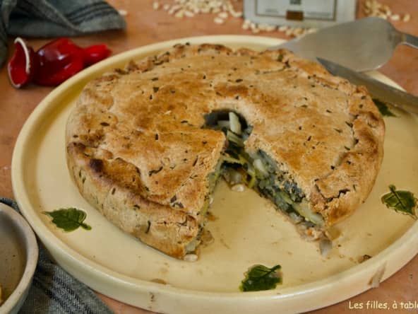 Tourte rustique aux blettes, pommes de terre et raisins secs