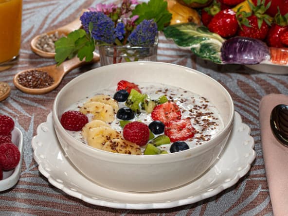 Crème Budwig de fruits, céréales, graines et fromage blanc