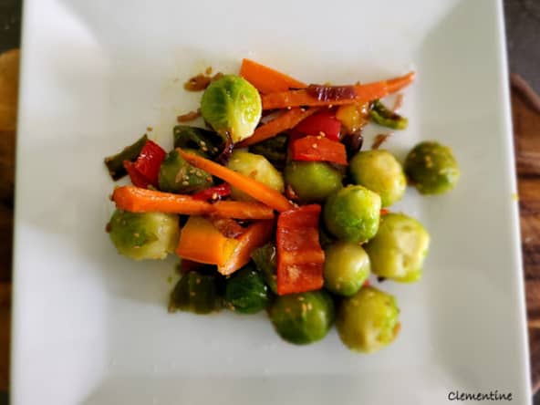 Wok de choux de Bruxelles, carotte et poivron
