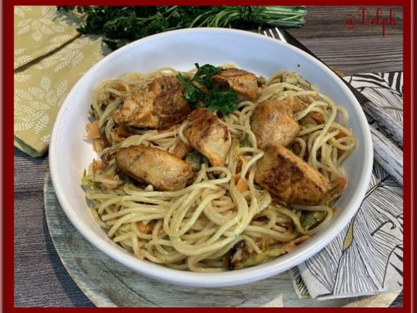 Poêlée de spaghetti, poireau, carottes et poulet mariné à la crème au paprika