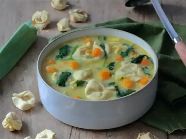 Soupe de pâtes crémeuse et gourmande aux tortellini courge et parmesan