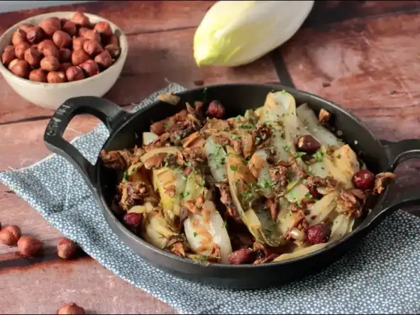 Endives sautées à la poêle aux cèpes et noisettes