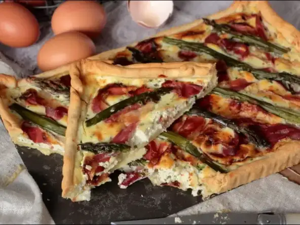 Tarte salée aux asperges vertes, ricotta et jambon de Parme