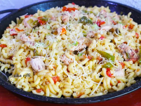 Coquillettes braisées au poulet et aux légumes, poivrons, tomates et oignons verts