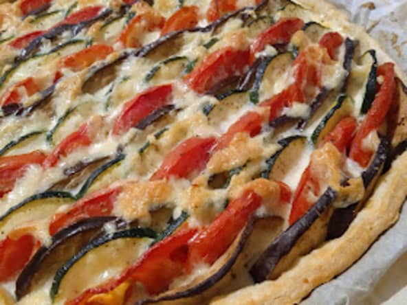 La quiche aux légumes du soleil (courgettes, tomates, aubergines...) et mozzarella