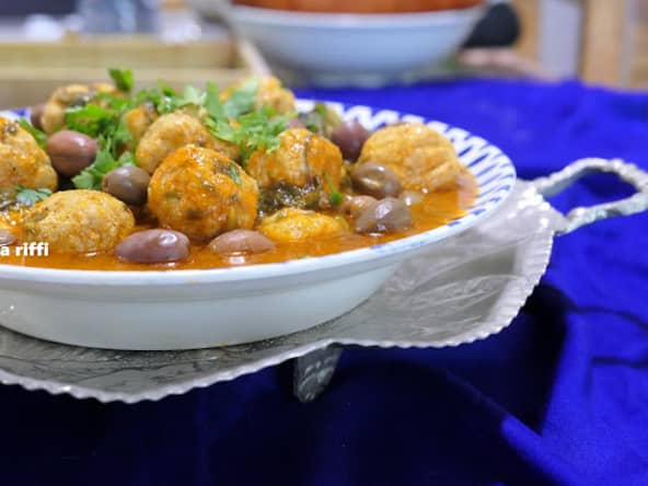 Mijoté ou plat aux boulettes de dinde aux épinards et olives violettes, généreux et convivial.